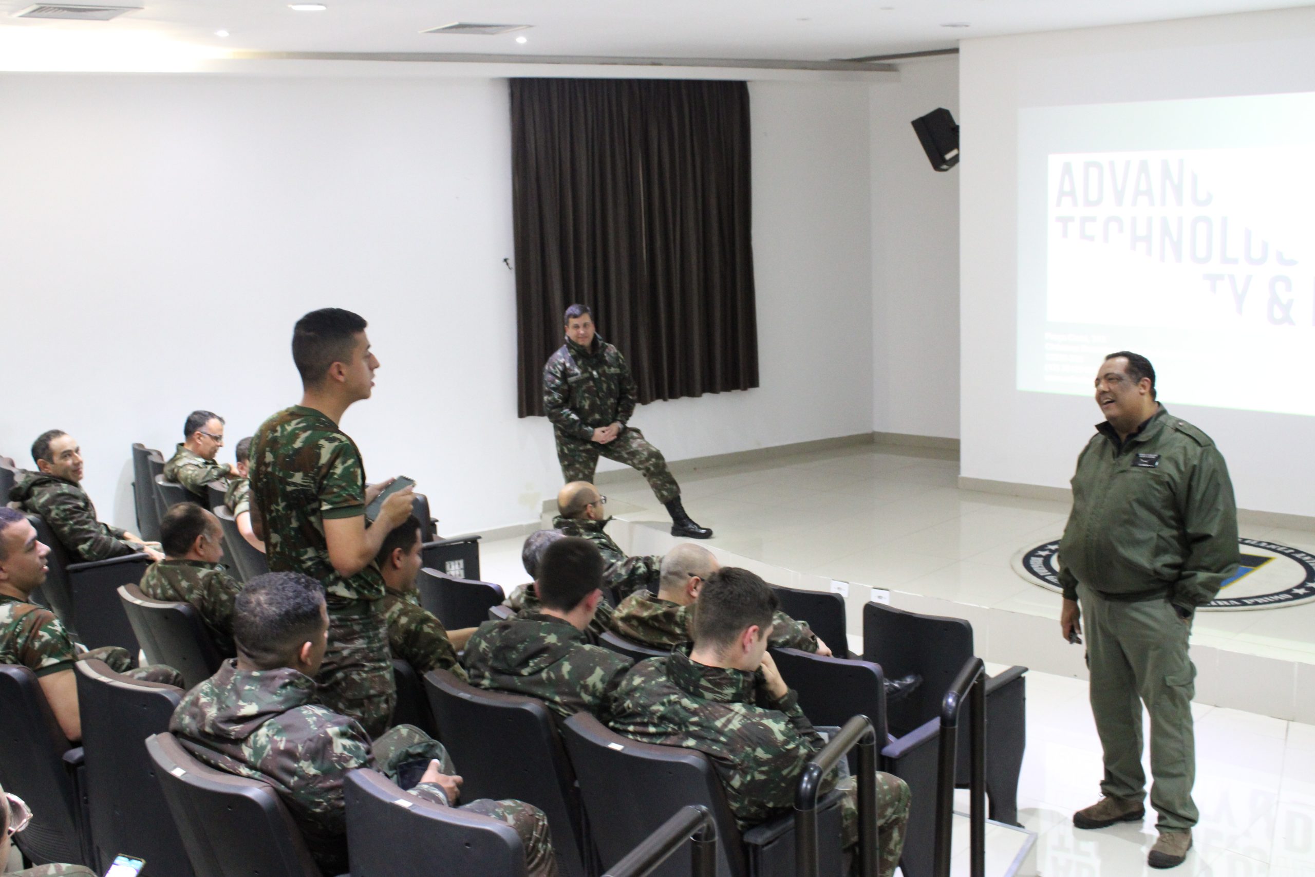 Palestra Técnica e Demonstração do VANT Harpia no Guarujá