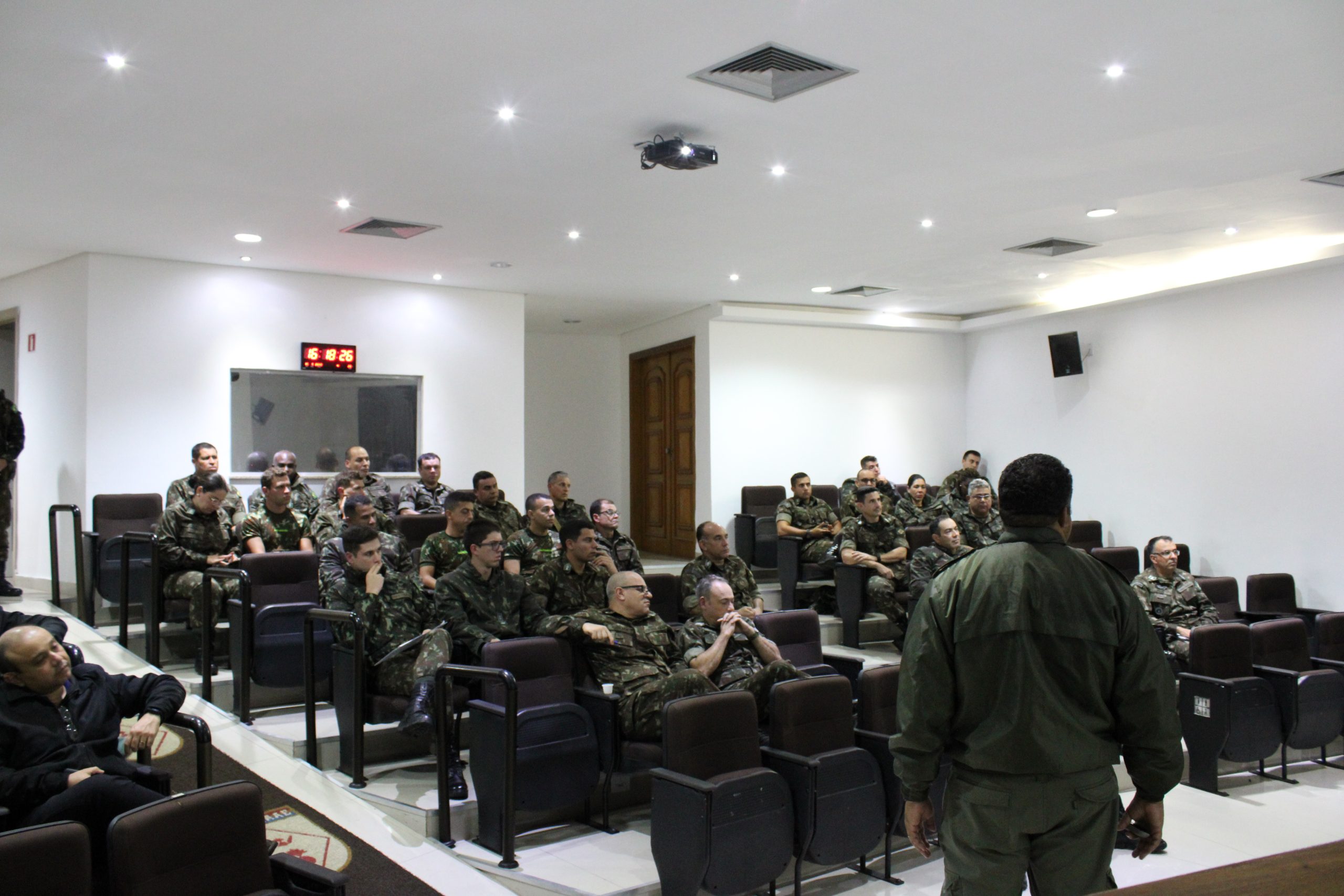 Palestra Técnica e Demonstração do VANT Harpia no Guarujá